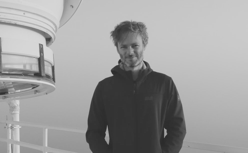 Illustration of mutual information neural estimator architecture applied to IRIS spectra