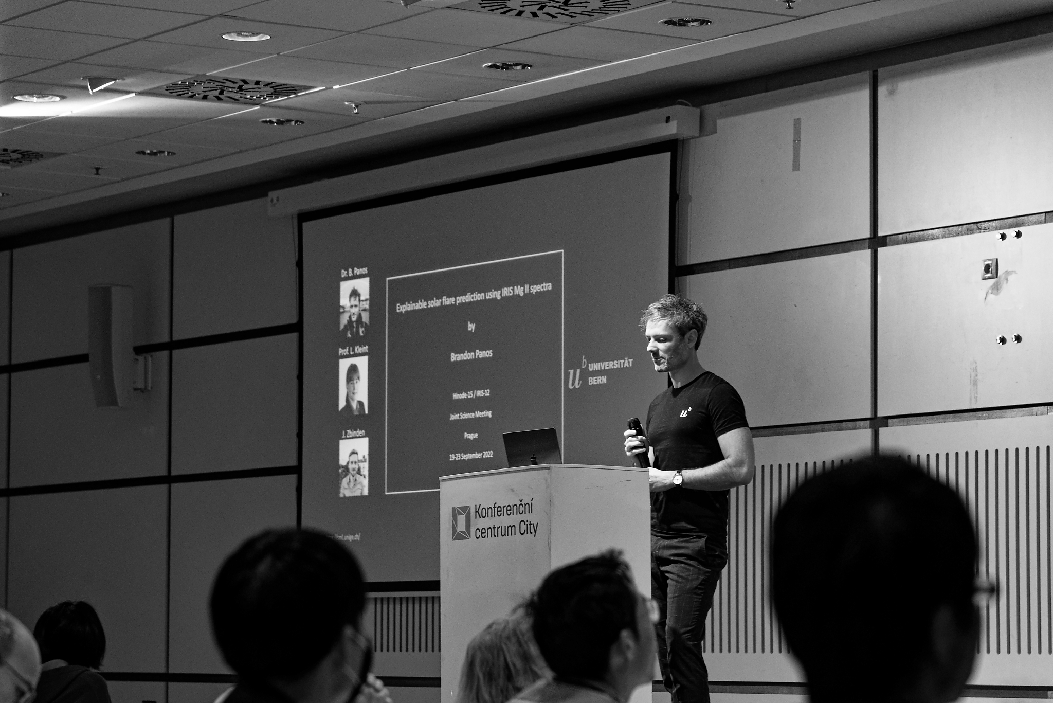 Illustration of mutual information neural estimator architecture applied to IRIS spectra